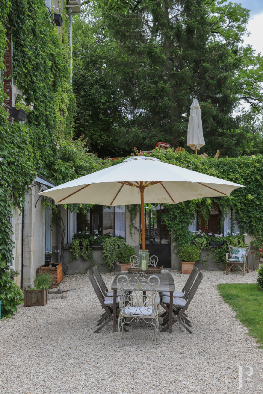 Dans l’Yonne, au sud d’Auxerre, un manoir du 19e siècle à l’orée d’un village - photo  n°2